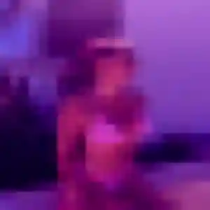 Uranie, 19 ans, connectée à Le Mesnil-Saint-Denis pour une rencontre coquine